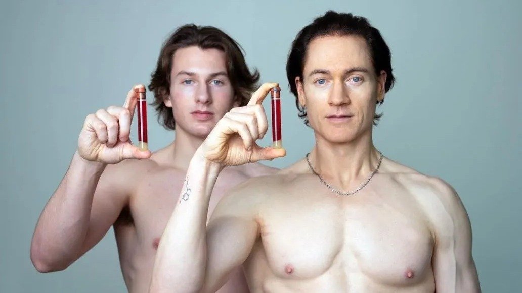 Bryan Johnson e seu filho, participantes do Projeto Blueprint, chegaram a fazer transfus&otilde;es de plasma sangu&iacute;neo, pr&aacute;tica controversa -  (crédito: Reprodu&ccedil;&atilde;o / Instagram)