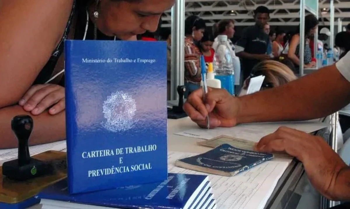 A Carteira de Trabalho e Previdência Social, documento que rege a relação empregatícia, em meio à discussão sobre descontos na rescisão - (crédito: Agência Brasil)