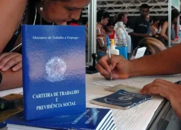 A Carteira de Trabalho e Previd&ecirc;ncia Social, documento que rege a rela&ccedil;&atilde;o empregat&iacute;cia, em meio &agrave; discuss&atilde;o sobre descontos na rescis&atilde;o -  (crédito: Ag&ecirc;ncia Brasil)