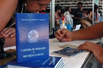 A Carteira de Trabalho e Previd&ecirc;ncia Social, documento que rege a rela&ccedil;&atilde;o empregat&iacute;cia, em meio &agrave; discuss&atilde;o sobre descontos na rescis&atilde;o -  (crédito: Ag&ecirc;ncia Brasil)