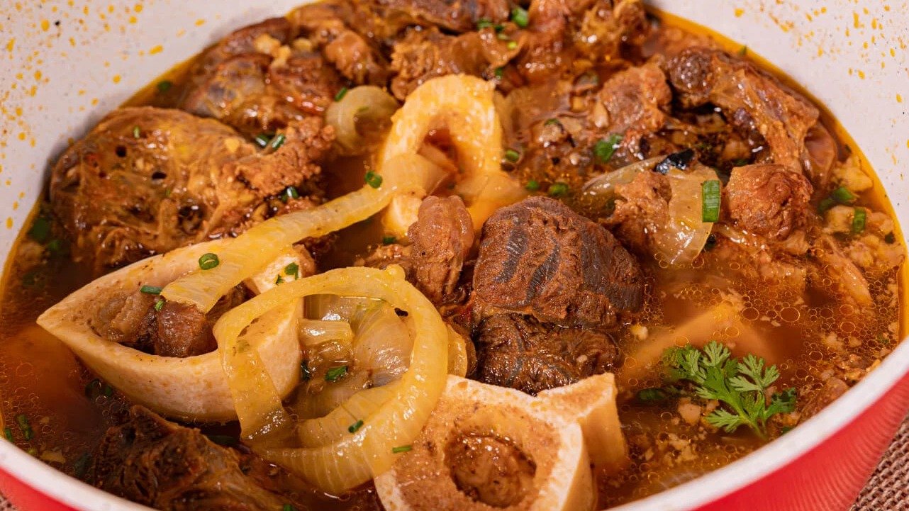 O Chambaril, cozido de ossobuco bovino, &eacute; um dos pratos mais emblem&aacute;ticos da culin&aacute;ria do Tocantins -  (crédito: Reprodu&ccedil;&atilde;o)