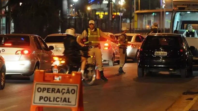 A Lei Seca &eacute; aplicada atrav&eacute;s de opera&ccedil;&otilde;es policiais noturnas, buscando prevenir acidentes causados pela embriaguez ao volante -  (crédito:  Marcos Vieira/EM/DA Press)
