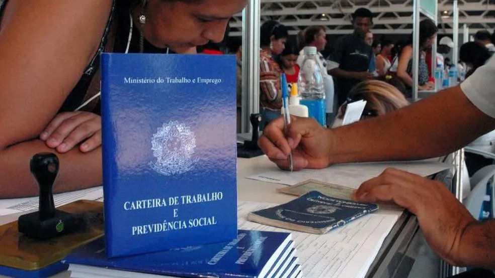 A Carteira de Trabalho e Previd&ecirc;ncia Social, documento que rege a rela&ccedil;&atilde;o empregat&iacute;cia, em meio &agrave; discuss&atilde;o sobre descontos na rescis&atilde;o -  (crédito: Ag&ecirc;ncia Brasil)