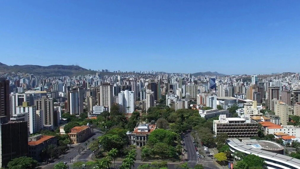 O panorama urbano de Belo Horizonte, onde o mercado imobili&aacute;rio movimenta transa&ccedil;&otilde;es de im&oacute;veis em diferentes faixas de pre&ccedil;o -  (crédito: Wikimidia commons)