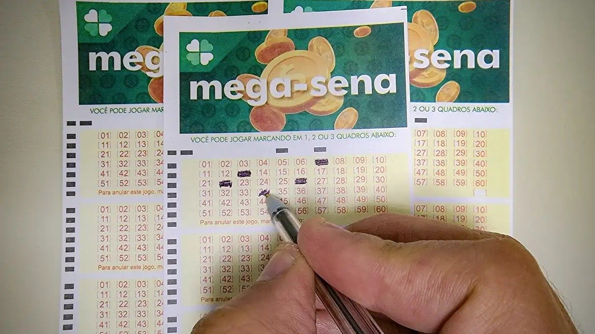 Marcar mais dezenas em seu volante da Mega-Sena &eacute; uma das estrat&eacute;gias para otimizar as chances de premia&ccedil;&atilde;o, conforme a matem&aacute;tica -  (crédito: Rafa Neddermeyer/Ag&ecirc;ncia Brasil/ARQUIVO)