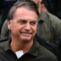 Defesa de Bolsonaro pede ida ao dentista; mulher de Flávio atenderia