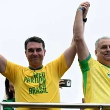 "Tá todo mundo contra mim", diz Flávio ao abrir campanha em Copacabana