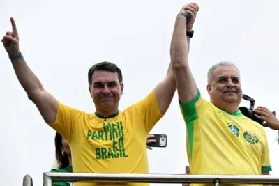 Fl&aacute;vio Bolsonaro e Alfredo Gaspar participam de ato de campanha no Rio -  (crédito: MAURO PIMENTEL / AFP)