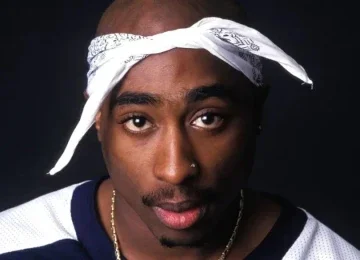 Tupac Shakur, o rapper cujo legado musical e ativista &eacute; reavaliado com o julgamento de seu assassinato -  (crédito: Divulga&ccedil;&atilde;o)