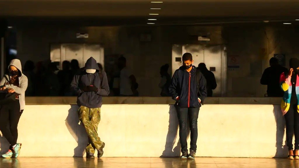 A baixa umidade do ar em Minas Gerais aumenta riscos &agrave; sa&uacute;de respirat&oacute;ria, exigindo cuidados e prote&ccedil;&atilde;o em ambientes p&uacute;blicos -  (crédito: Marcelo Camargo/Ag&ecirc;ncia Brasil)