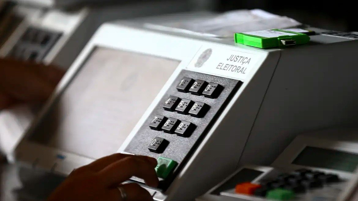 Urna eletr&ocirc;nica em dia de vota&ccedil;&atilde;o, elemento central do cen&aacute;rio eleitoral analisado pelas pesquisas -  (crédito: Divulga&ccedil;&atilde;o / EBC)
