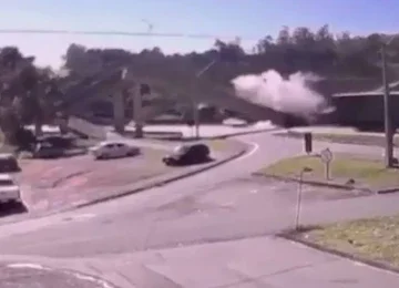 A passarela despencou sobre veículos que trafegavam pela rodovia -  (crédito: Reprodução)