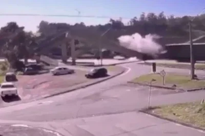 A passarela despencou sobre veículos que trafegavam pela rodovia -  (crédito: Reprodução)
