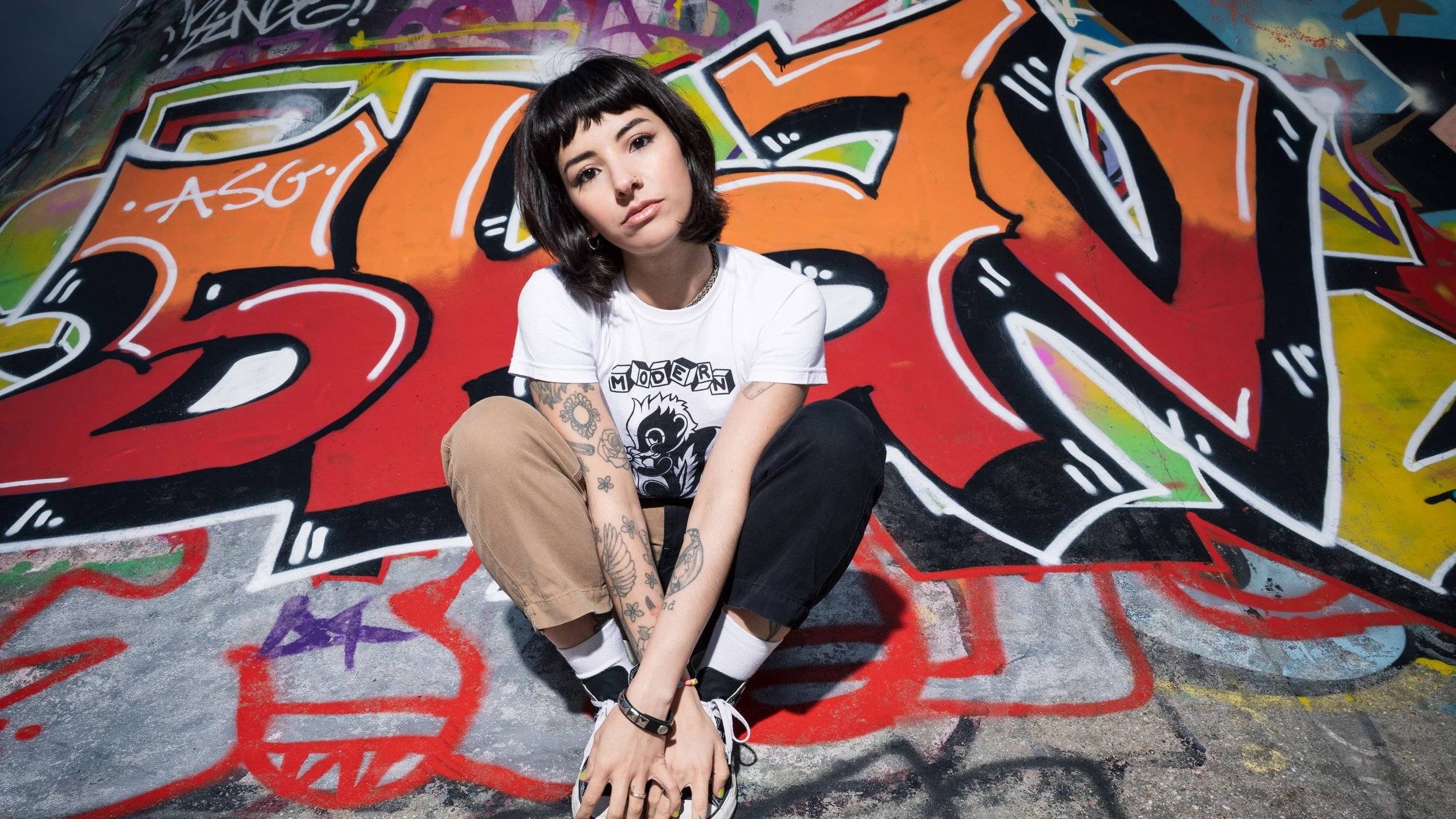 A cantora e guitarrista Karen Di&oacute;, destaque da cena punk rock internacional, em registro que reflete a energia urbana de sua m&uacute;sica. -  (crédito: Paul Harries)
