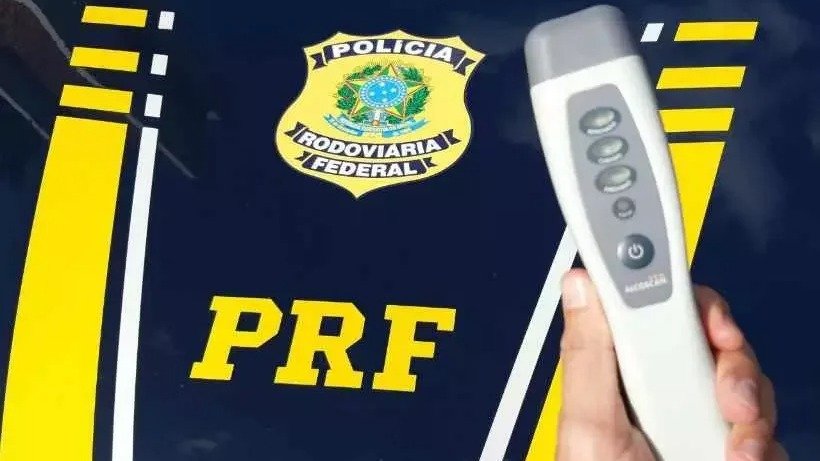 PRF utiliza o novo etil&ocirc;metro passivo, agilizando a fiscaliza&ccedil;&atilde;o da Lei Seca nas rodovias brasileiras -  (crédito: Pol&iacute;cia Rodovi&aacute;ria Federal (PRF) / Divulga&ccedil;&atilde;o)