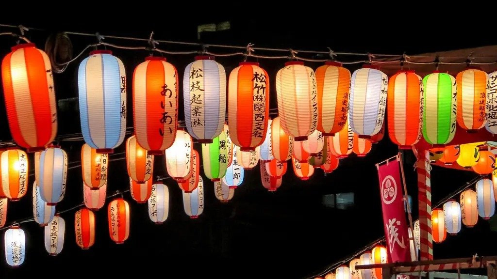 Lanternas japonesas, como as vistas na imagem, s&atilde;o elementos tradicionais que guiam os esp&iacute;ritos ancestrais de volta durante o Obon. -  (crédito: Reprodu&ccedil;&atilde;o)