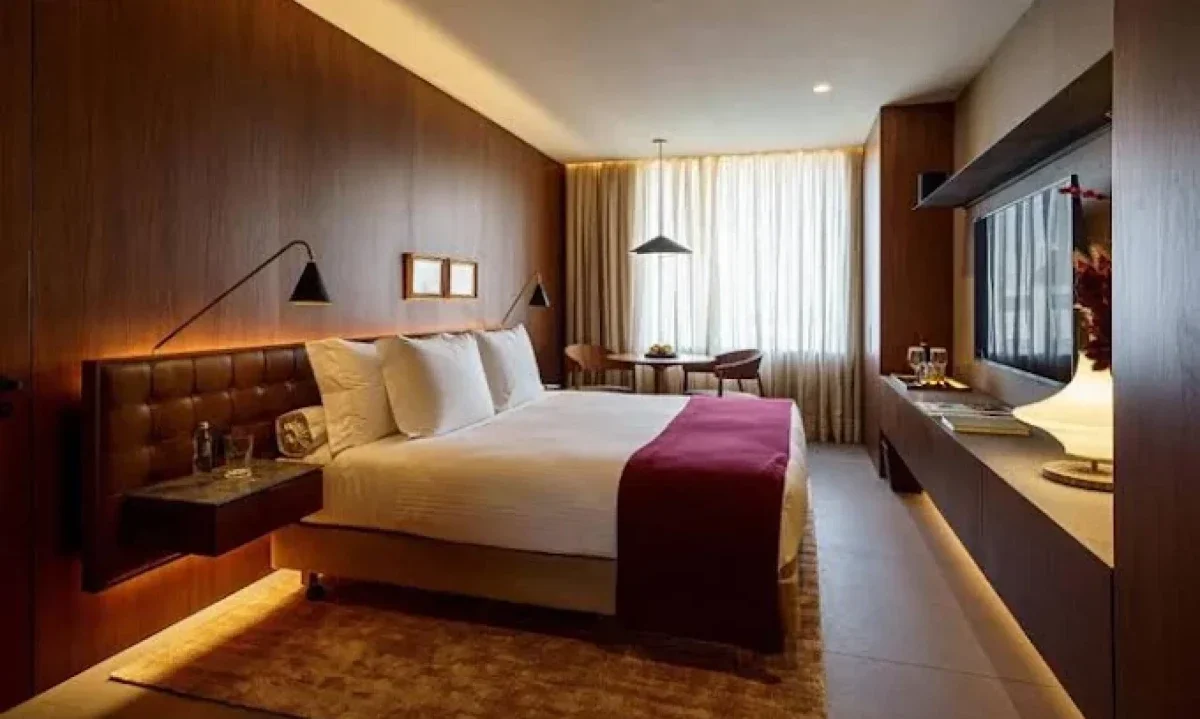 Su&iacute;tes que unem conforto, design brasileiro e aquele sil&ecirc;ncio elegante que faz a gente esquecer que est&aacute; em S&atilde;o Paulo