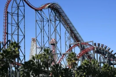 Montanha-russa, X2, localizada no parque de diversão Six Flags Magic Mountain, na Califórnia, nos Estados Unidos  -  (crédito: Divulgação/SixFlags MagicMountain)