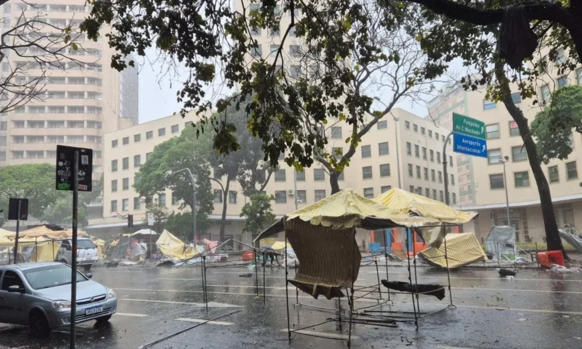 Chuva forte é registrada em BH neste domingo (30/8), chegando a derrubar barracas na Feira Hippie, no Centro da capital - (crédito: Jair Amaral/EM/D.A Press)