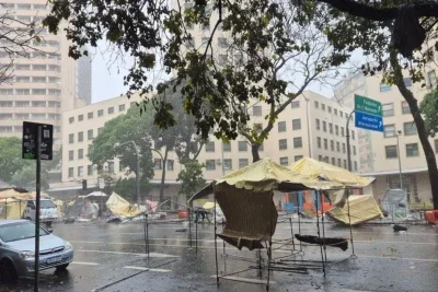 Chuva forte é registrada em BH neste domingo (30/8), chegando a derrubar barracas na Feira Hippie, no Centro da capital -  (crédito: Jair Amaral/EM/D.A Press)