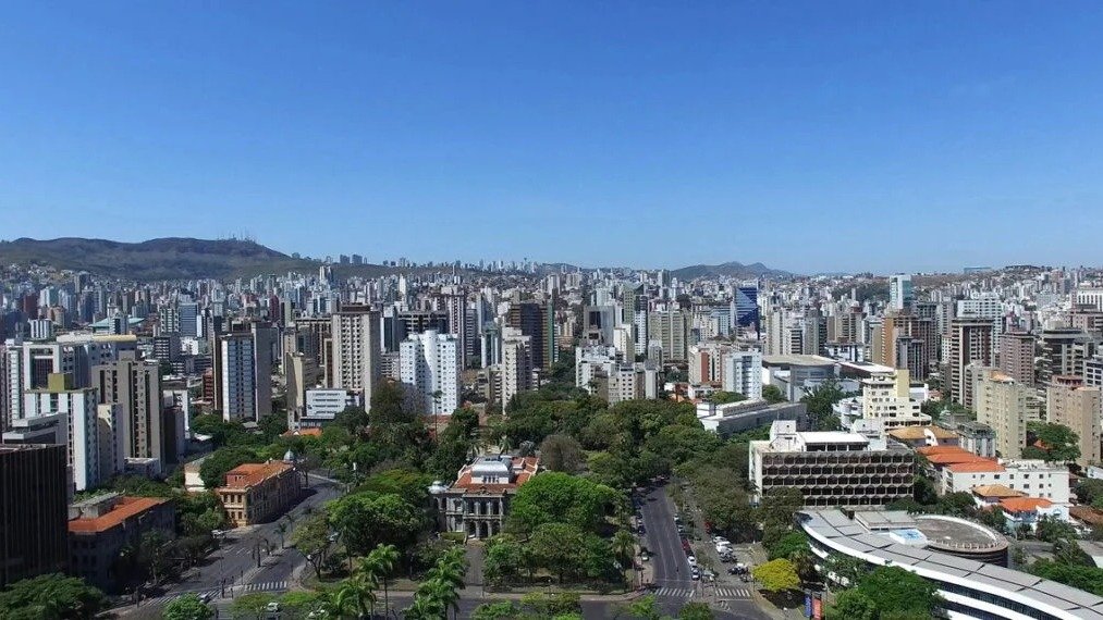 Vista a&eacute;rea panor&acirc;mica de Belo Horizonte, o cen&aacute;rio do aquecido mercado imobili&aacute;rio da capital mineira -  (crédito: Wikimedia Commons)