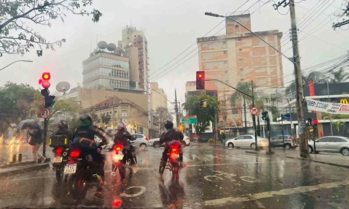 Dia de chuva em BH - (crédito: Jair Amaral /EM/D.A.Press)