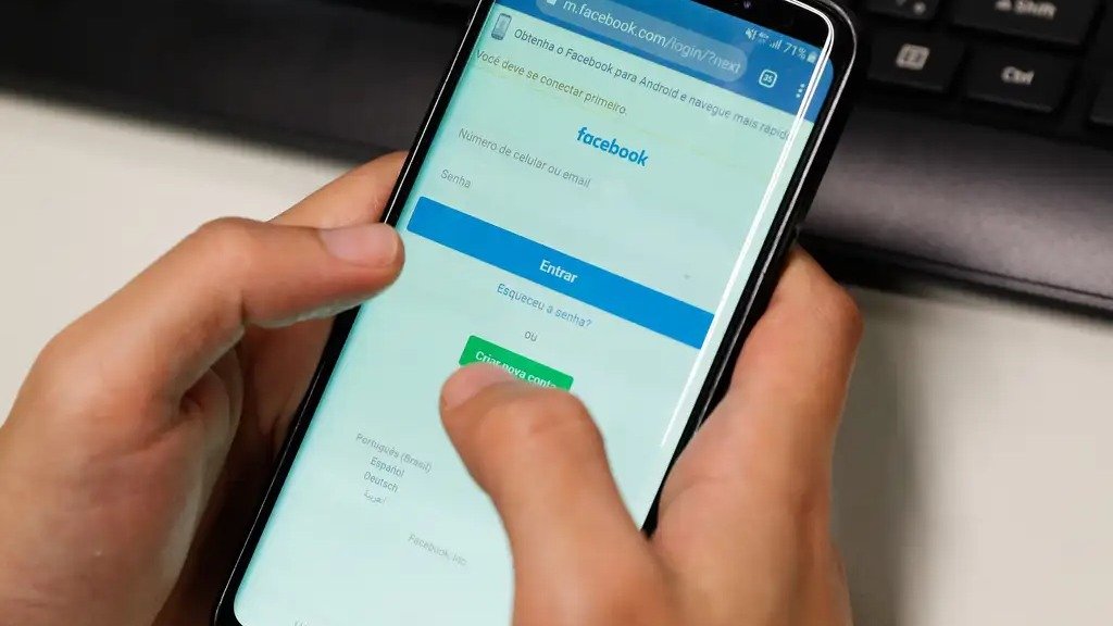 A cria&ccedil;&atilde;o de perfis falsos em redes sociais &eacute; um passo comum nos golpes amorosos para enganar v&iacute;timas -  (crédito: Fernando Fraz&atilde;o/Ag&ecirc;ncia Brasil)