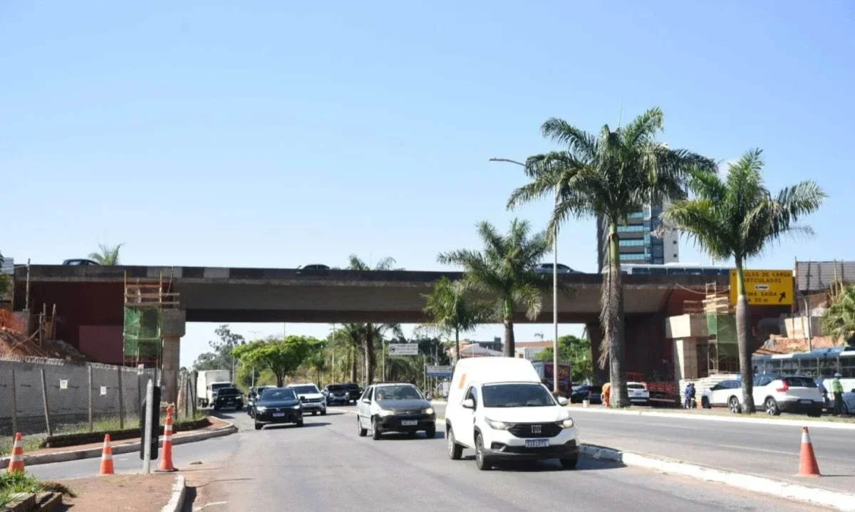 A obra, retomada após a troca da empresa responsável pelos serviços, prevê o aumento da capacidade do sistema viário em um dos principais pontos de ligação entre BH e Nova Lima, na Região Metropolitana - (crédito: Gladyston Rodrigues/EM/D.A.Press)
