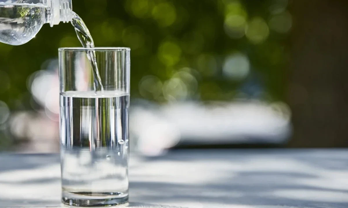Beber a quantidade recomendada de água diariamente é crucial para manter a hidratação e combater os efeitos do tempo seco - (crédito: depositphotos.com / AntonMatyukha)