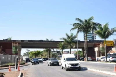 A obra, retomada após a troca da empresa responsável pelos serviços, prevê o aumento da capacidade do sistema viário em um dos principais pontos de ligação entre BH e Nova Lima, na Região Metropolitana -  (crédito: Gladyston Rodrigues/EM/D.A.Press)