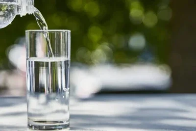 Beber a quantidade recomendada de &aacute;gua diariamente &eacute; crucial para manter a hidrata&ccedil;&atilde;o e combater os efeitos do tempo seco -  (crédito: depositphotos.com / AntonMatyukha)