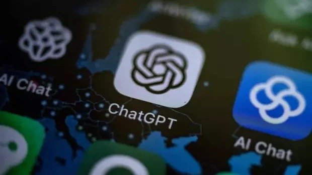A imagem destaca o &iacute;cone do ChatGPT, um dos servi&ccedil;os de intelig&ecirc;ncia artificial que enfrentaram instabilidade global na quinta-feira -  (crédito: Olivier Morin/AFP)