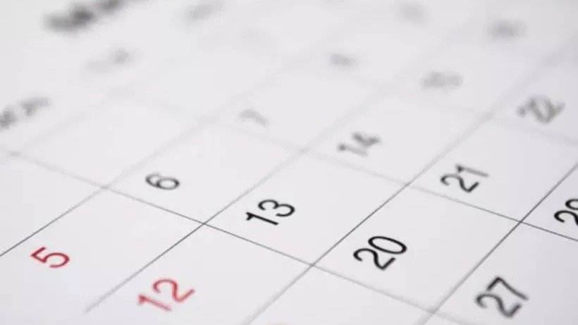 O calend&aacute;rio mensal &eacute; ferramenta crucial para trabalhadores que aguardam o c&aacute;lculo do quinto dia &uacute;til e planejam suas finan&ccedil;as -  (crédito: Wikimmedia Commons/Reprodu&ccedil;&atilde;o)