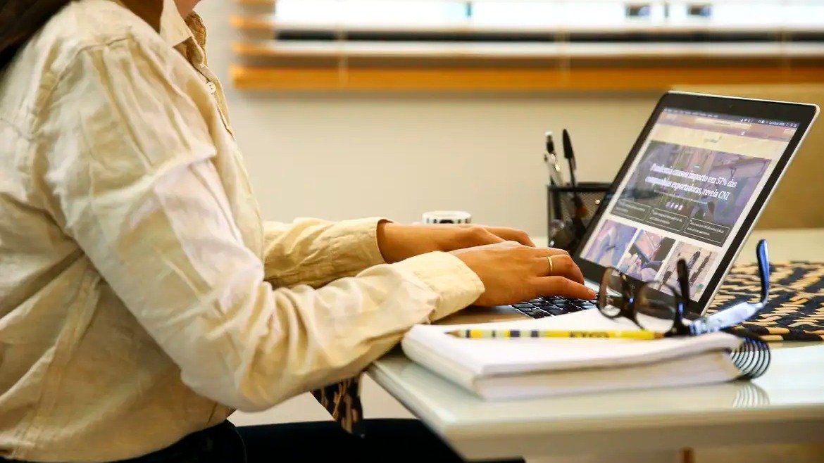 Servidores utilizam plataformas online para acompanhar contracheques e identificar poss&iacute;veis irregularidades financeiras -  (crédito: Marcelo Camargo/Ag&ecirc;ncia Brasil)