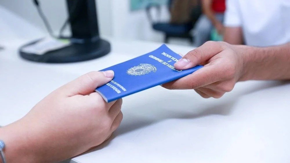 A carteira de trabalho, documento essencial para o v&iacute;nculo empregat&iacute;cio formal, representa os trabalhadores com direitos sobre o pagamento de sal&aacute;rios -  (crédito: Freepik)