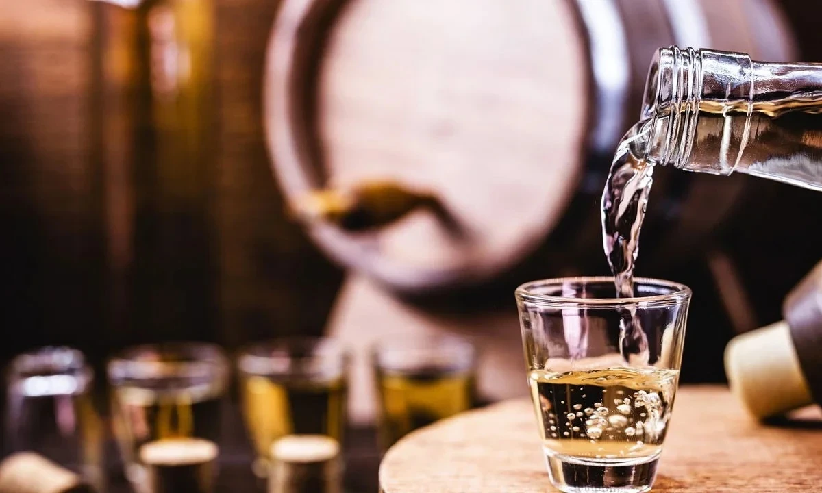 Em comemoração ao Dia Nacional da Cachaça, a bebida é apreciada e simboliza a cultura e história brasileiras - (crédito: depositphotos.com / robertohunger)
