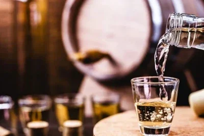 Em comemora&ccedil;&atilde;o ao Dia Nacional da Cacha&ccedil;a, a bebida &eacute; apreciada e simboliza a cultura e hist&oacute;ria brasileiras -  (crédito: depositphotos.com / robertohunger)