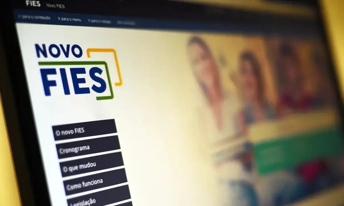 A tela de um computador exibe o site do Novo Fies, plataforma para o financiamento estudantil com informações detalhadas sobre o programa - (crédito: Divulgação / Agência Brasil)