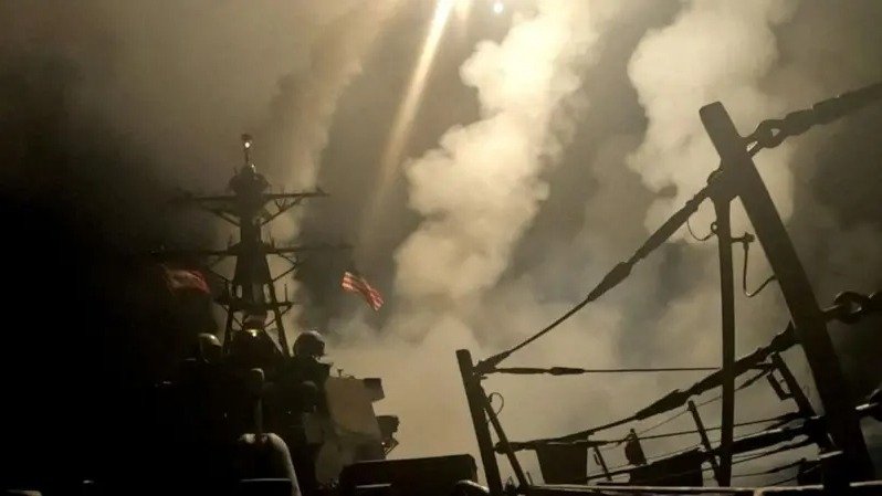 Resposta naval no Mar Vermelho, onde ataques huthis com drones e m&iacute;sseis for&ccedil;aram reavalia&ccedil;&atilde;o de estrat&eacute;gias -  (crédito: Reuters)