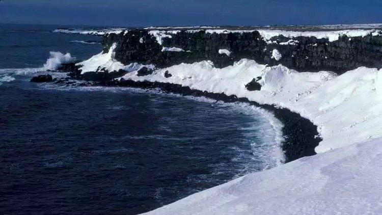 Ambientes gelados como o Mar de Bering testam a capacidade de sobreviv&ecirc;ncia humana, foco da mat&eacute;ria sobre o resgate de Derek Aghnaanga. -  (crédito: Reprodu&ccedil;&atilde;o)