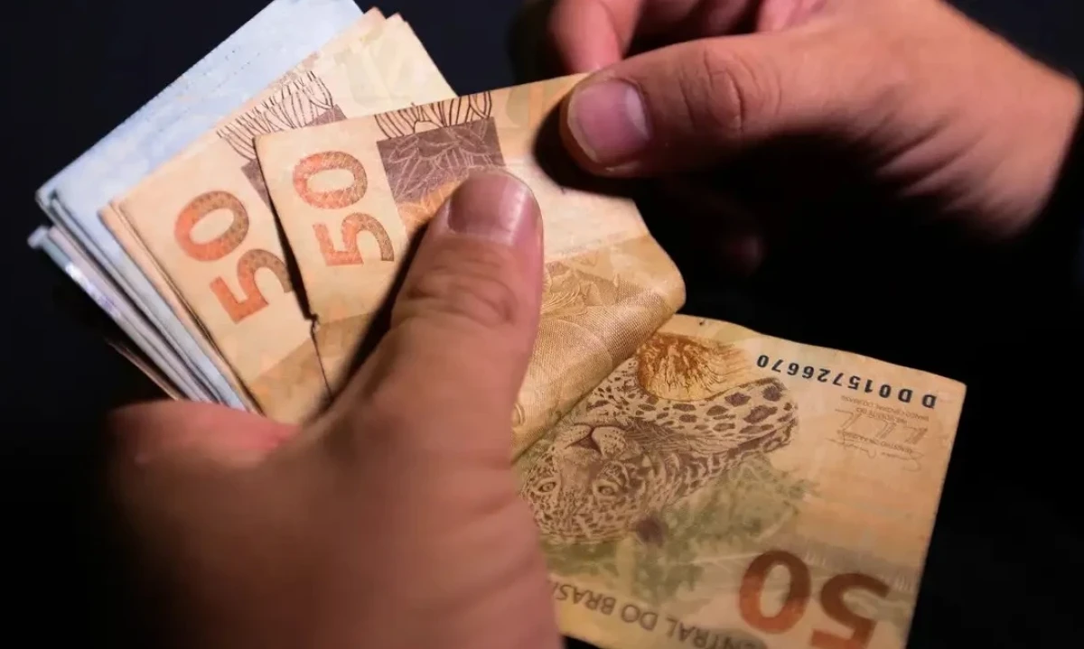 O novo salário mínimo para 2027, projetado em R$ 1.741, impactará diretamente a renda de milhões de trabalhadores - (crédito: Divulgação/ Agência Brasil)