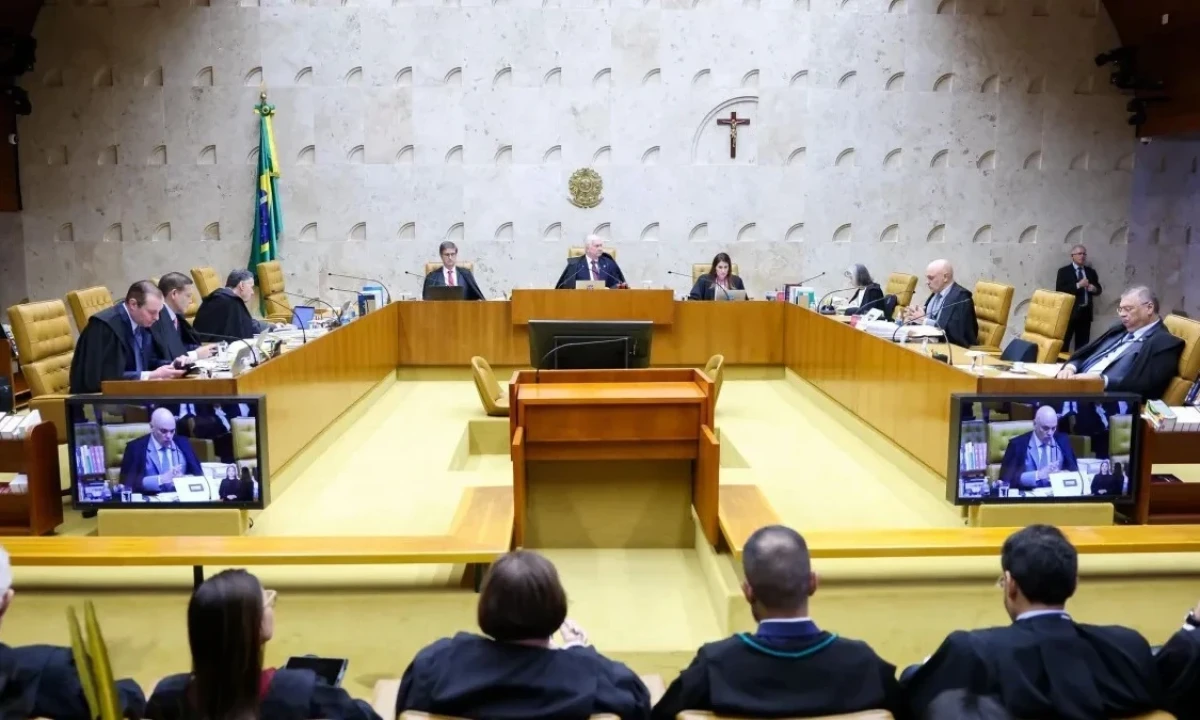 Ministros do STF em sessão do plenário onde é debatida a equiparação da licença-adoção com a licença-maternidade - (crédito: Agência Brasil)