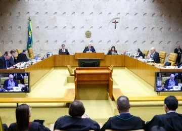 Ministros do STF em sess&atilde;o do plen&aacute;rio onde &eacute; debatida a equipara&ccedil;&atilde;o da licen&ccedil;a-ado&ccedil;&atilde;o com a licen&ccedil;a-maternidade -  (crédito: Ag&ecirc;ncia Brasil)