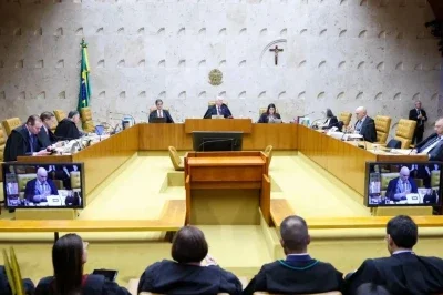 Ministros do STF em sess&atilde;o do plen&aacute;rio onde &eacute; debatida a equipara&ccedil;&atilde;o da licen&ccedil;a-ado&ccedil;&atilde;o com a licen&ccedil;a-maternidade -  (crédito: Ag&ecirc;ncia Brasil)