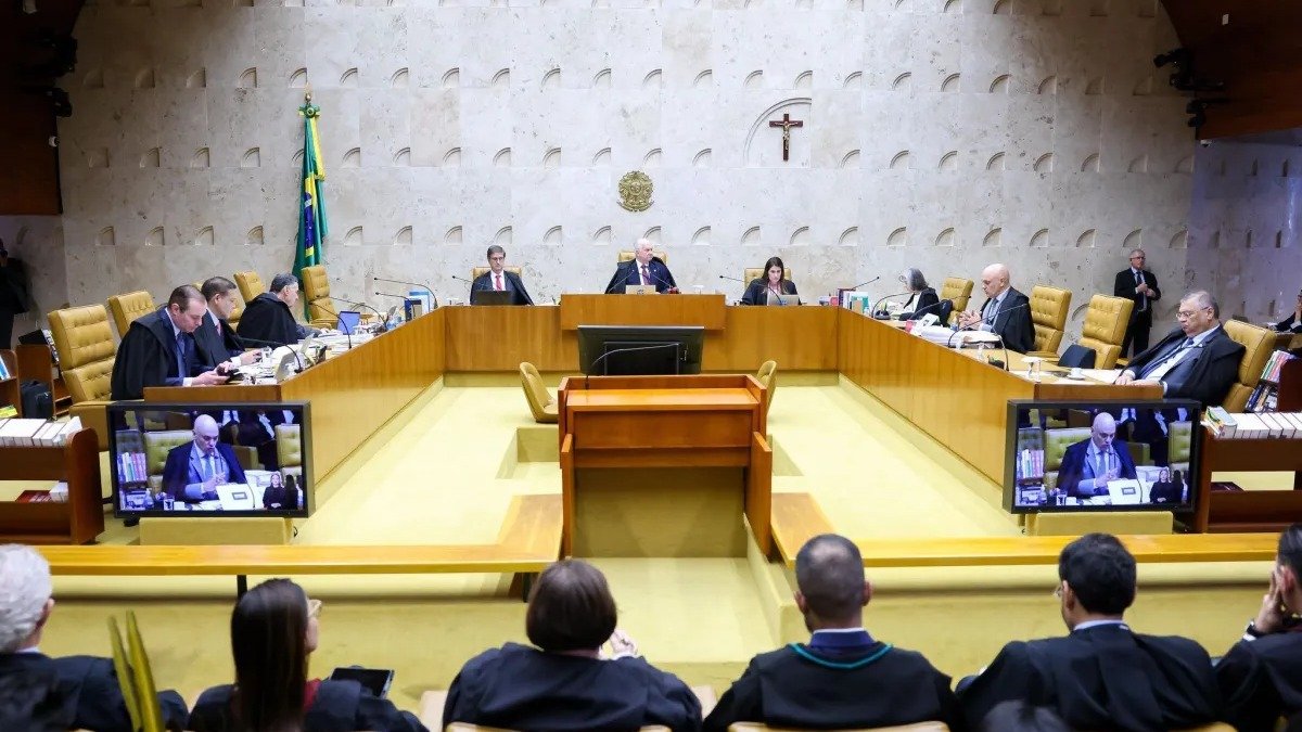 Ministros do STF em sess&atilde;o do plen&aacute;rio onde &eacute; debatida a equipara&ccedil;&atilde;o da licen&ccedil;a-ado&ccedil;&atilde;o com a licen&ccedil;a-maternidade -  (crédito: Ag&ecirc;ncia Brasil)