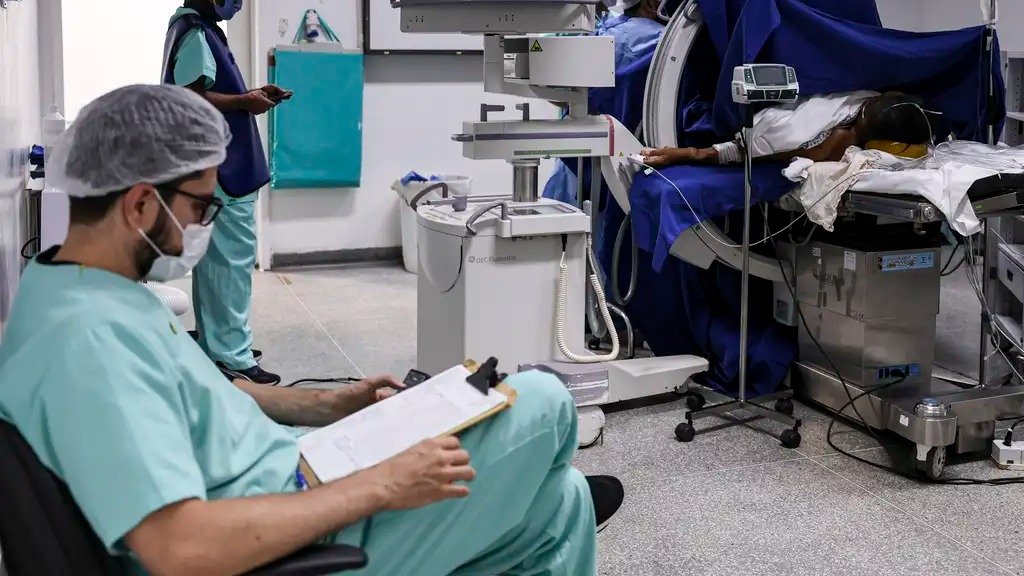 A intensidade da rotina em ambientes hospitalares ilustra a press&atilde;o vivenciada por futuros m&eacute;dicos e as causas do adoecimento mental na &aacute;rea da sa&uacute;de -  (crédito: Marcelo Camargo/Ag&ecirc;ncia Brasil)