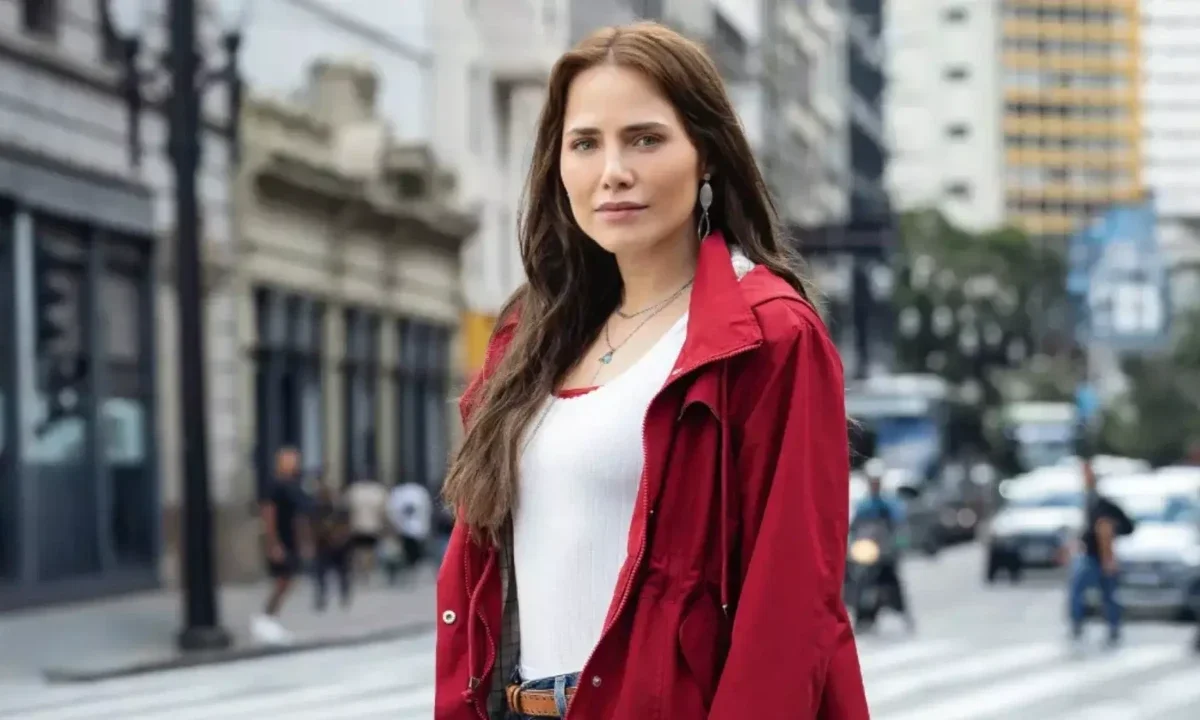 Atriz Letícia Colin caracterizada como Adriana, a protagonista da novela 'Quem ama cuida' - (crédito: Rede Globo/Divulgação)