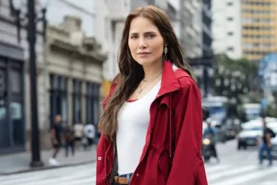 Atriz Letícia Colin caracterizada como Adriana, a protagonista da novela 'Quem ama cuida' -  (crédito: Rede Globo/Divulgação)