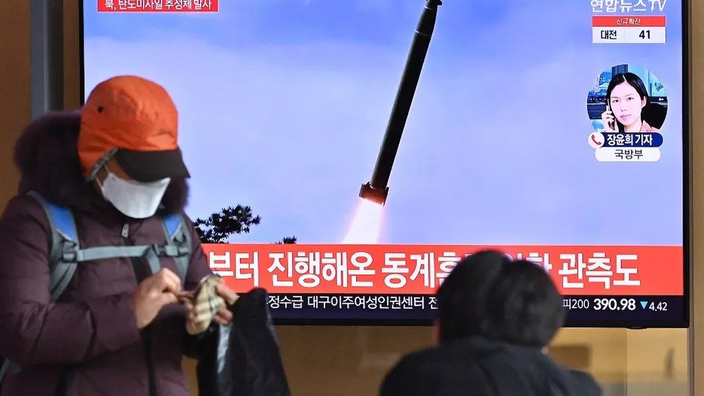 Reportagem na TV da Coreia do Sul exibe o lan&ccedil;amento de um m&iacute;ssil bal&iacute;stico norte-coreano, repercutindo os disparos que aumentam as tens&otilde;es na pen&iacute;nsula -  (crédito:  Jung Yeon-je / AFP)