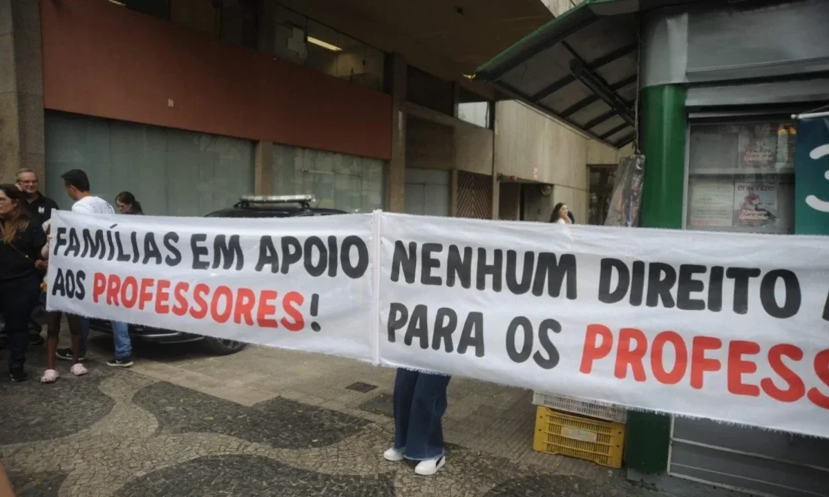 Pais apoiam professores da rede particular de ensino que estão em greve desde quarta-feira (16/9) - (crédito: Alexandre Guzanshe/EM/D.A Press)